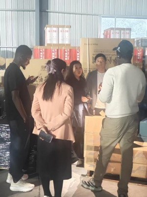 Bidh prìomh neach-cuairteachaidh pàirtean fèin-ghluasadach Senegal GKP a’ tadhal air taigh-bathair: Òrdughan mòr HOWO & SHACMAN pàirtean a bharrachd le giùlan sa bhad
